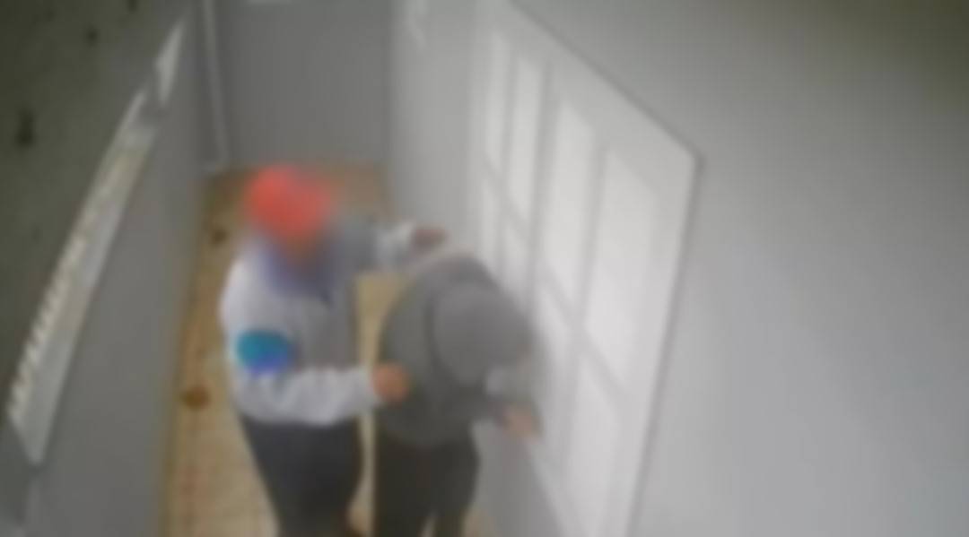 Quatro adolescente entre 14 e 17 anos são flagrados pela Polícia Militar arrombando janela de casa em Vilhena