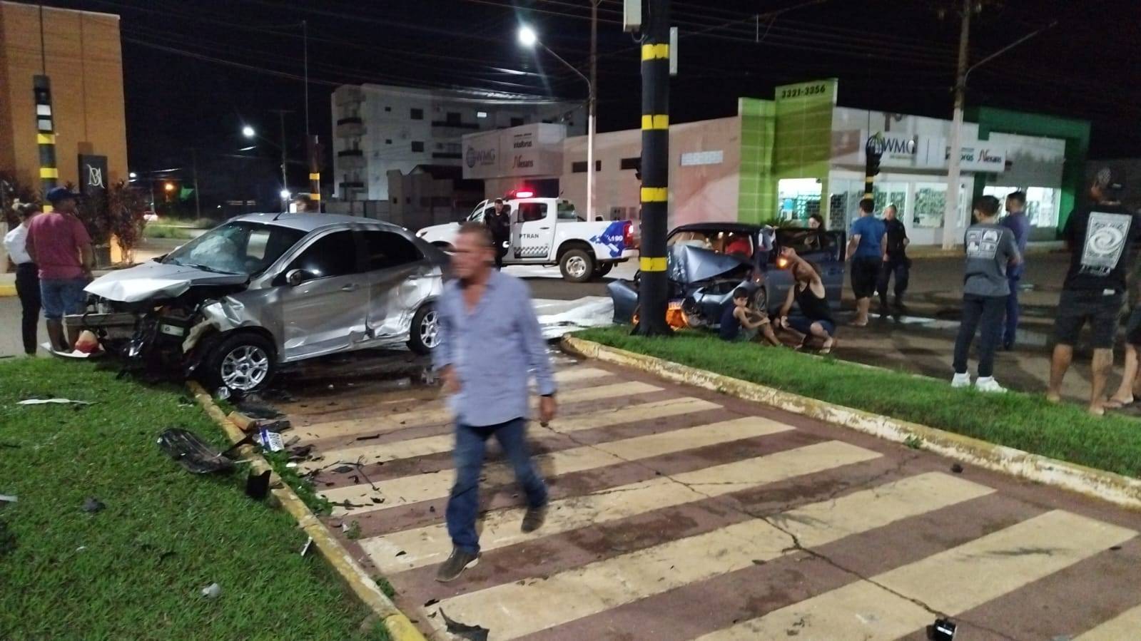 Carros colidem violentamente em semáforo de Vilhena; acidente ocorreu por volta da meia noite