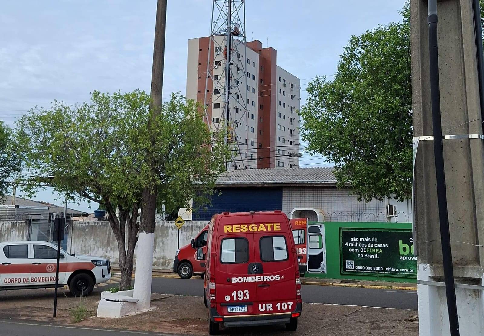 Corpo de Bombeiros e Polícia Militar se mobilizam para resgatar mulher de torre em Cacoal