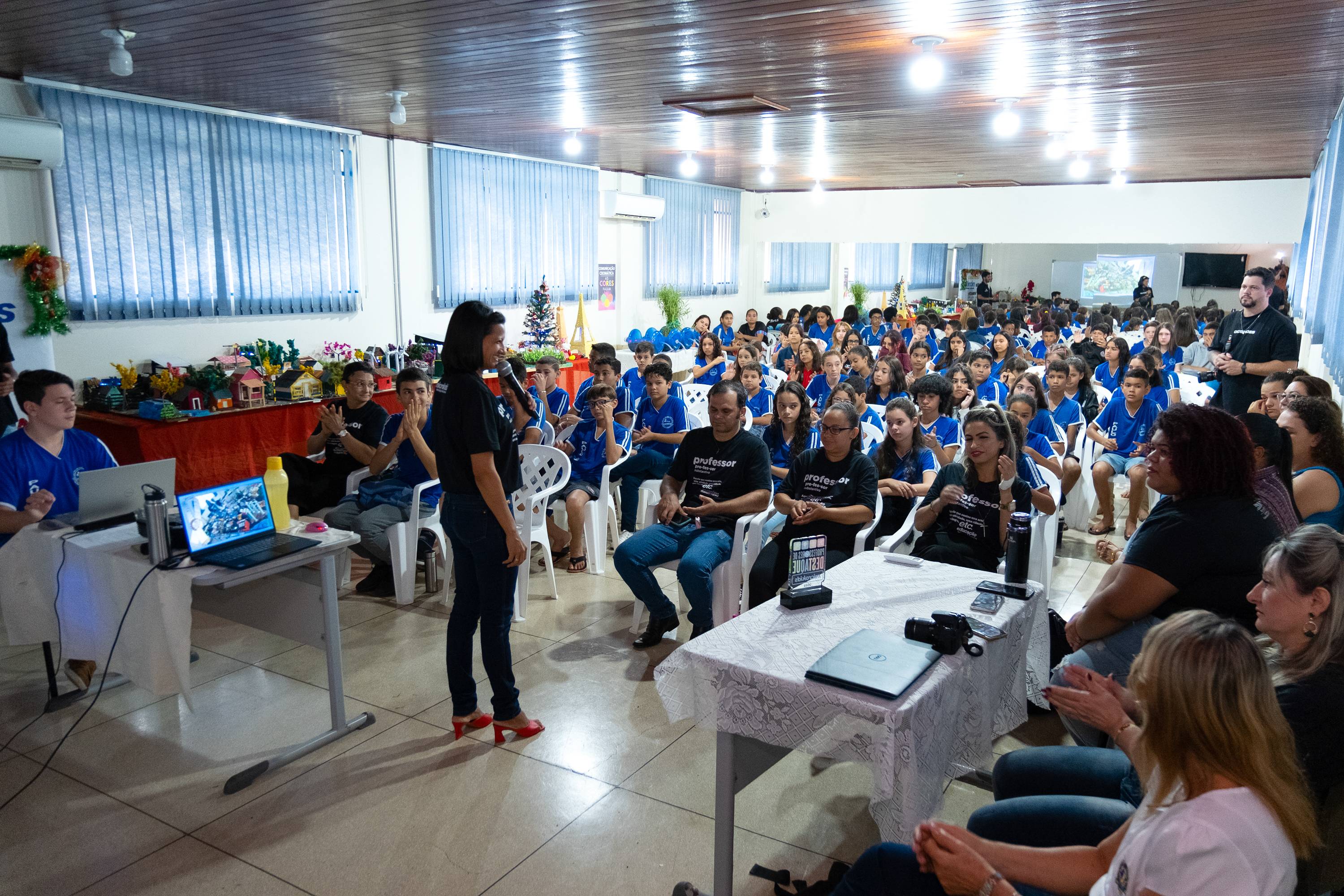 Escola de Colorado do Oeste é destaque ao elaborar projetos envolvendo quase 400 alunos apenas com bom uso do material público