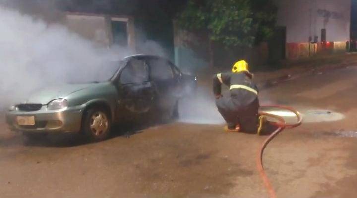 VÍDEO: homens abrem fogo contra porta de casa e incendeiam carro durante tentativa de homicídio em Vilhena