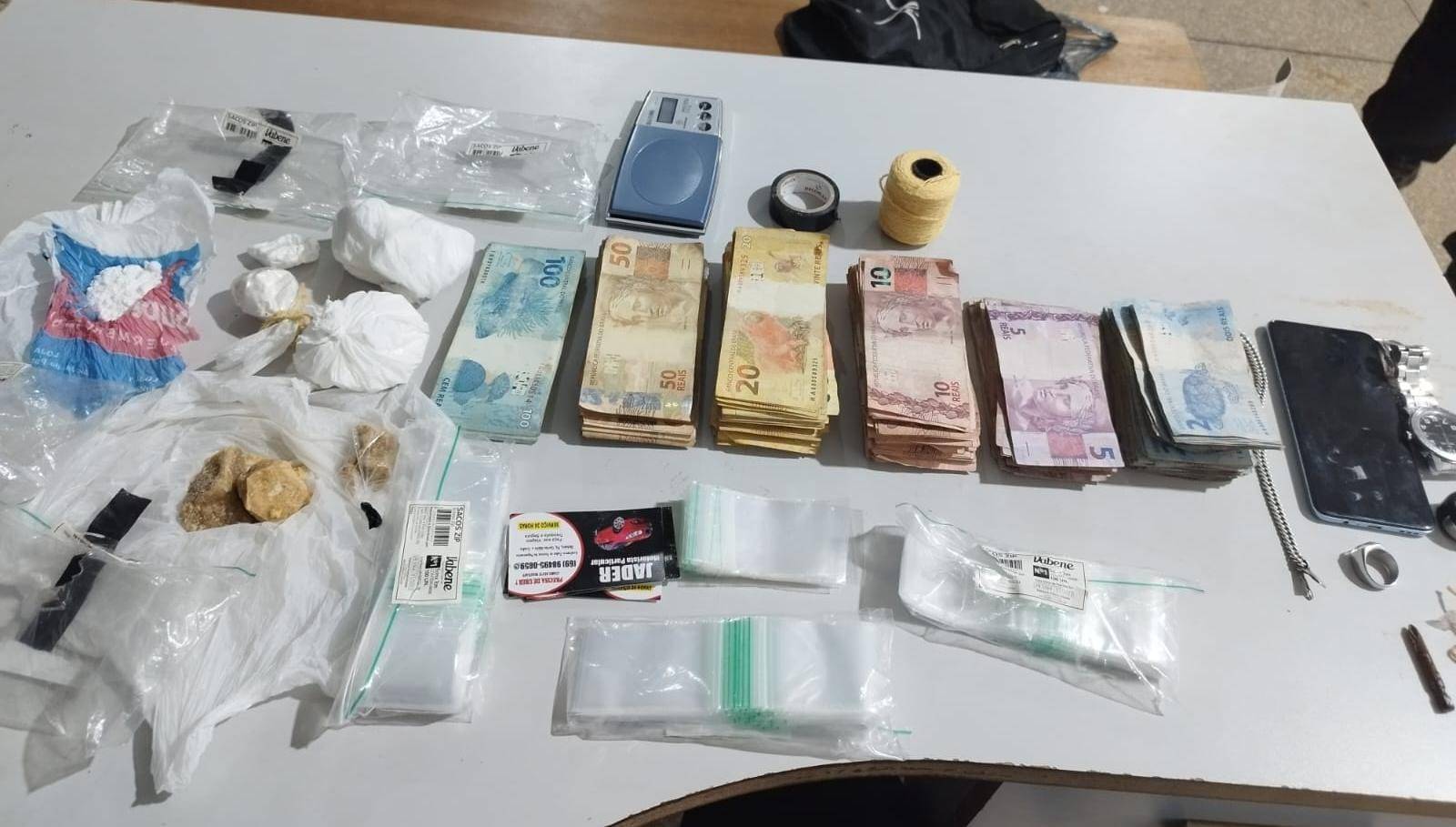 Motorista de aplicativo é preso vendendo drogas e escondendo dinheiro em pertences de bebê com 15 dias de nascido