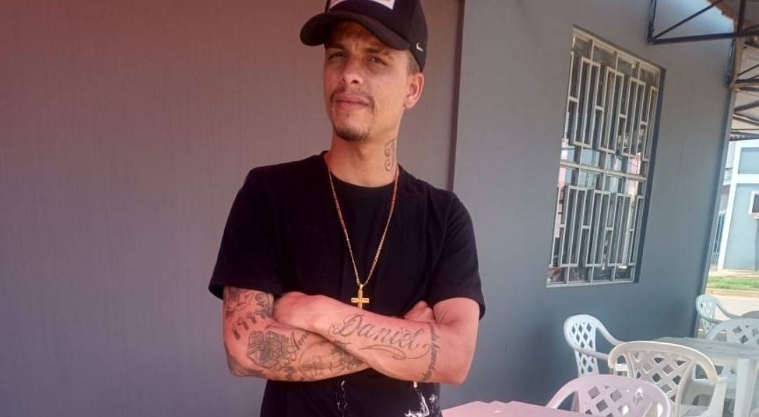 Identificado jovem de 24 anos assassinado a tiros no Jardim Aripuanã; vítima sobrevivente foi atingida no ombro e no quadril