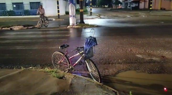 Mulher é hospitalizada com sinais de traumatismo craniano após queda de bicicleta em avenida movimentada de Vilhena