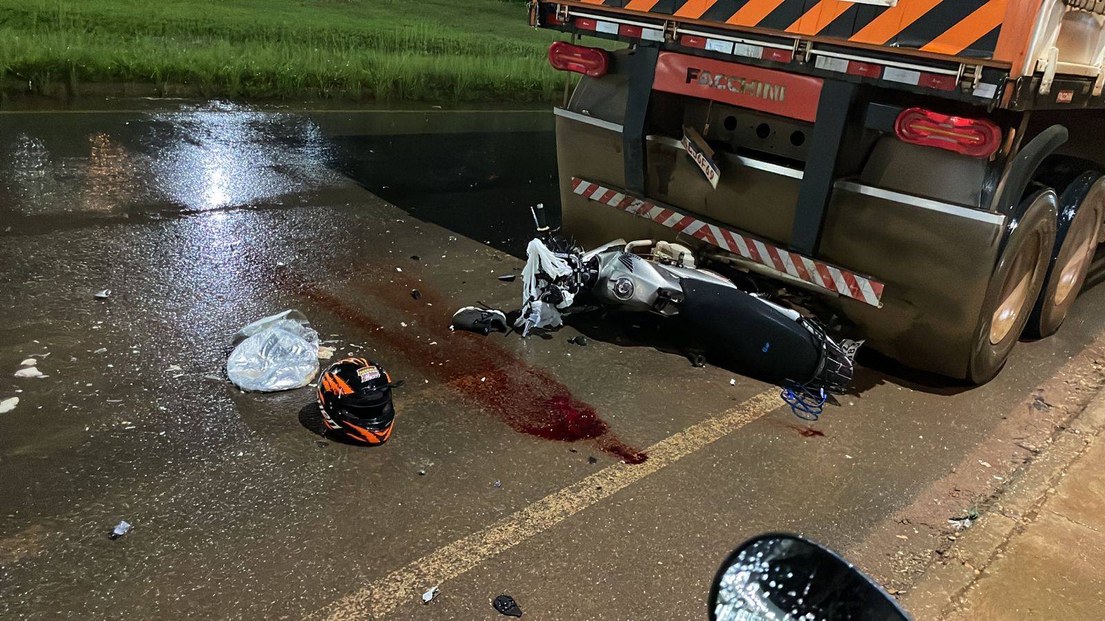 Homem que bateu em traseira de carreta parada morre no Hospital Regional; vítima ainda não foi identificada
