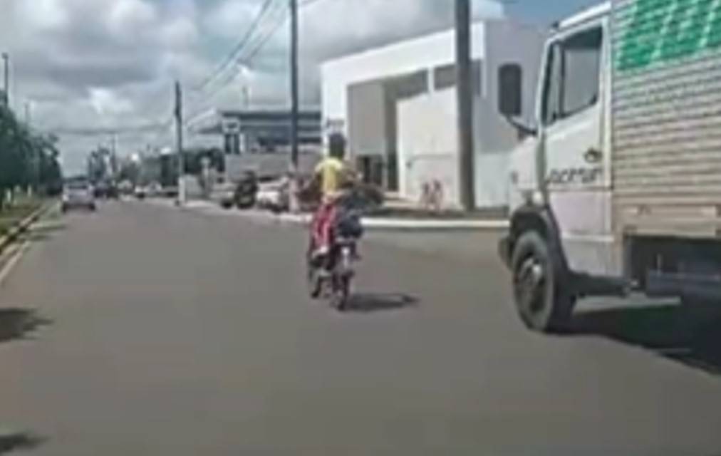 VÍDEO: motorista filma mulher em bicicleta elétrica com criança na garupa, ambas sem capacetes, e em velocidade elevada
