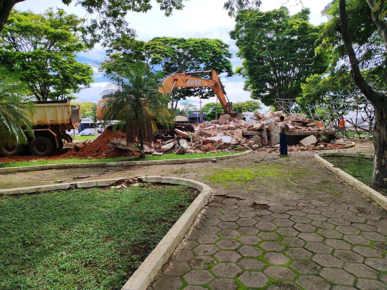Após população denunciar que “Banheiro Bola” virou criadouro de mosquitos, edificação tem demolição retomada pela Secretaria de Obras