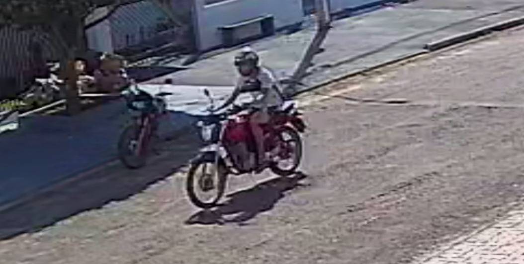 Câmera de segurança mostra homem passando com motocicleta que havia acabado de furtar no Centro de Vilhena