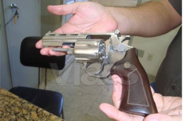 Homem é preso tentando vender arma de fogo no Cristo Rei
