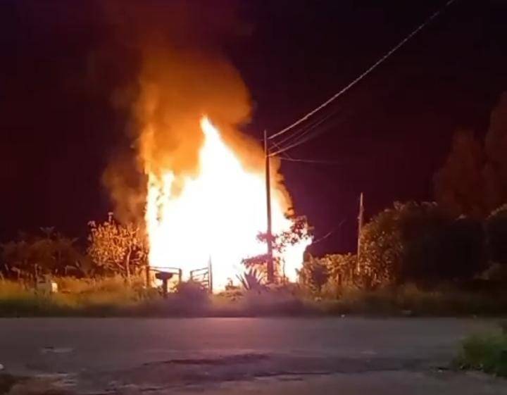 ASSISTA VÍDEOS: transtornado, homem ateia fogo em imóvel e ameaça Bombeiros com foice, em Vilhena