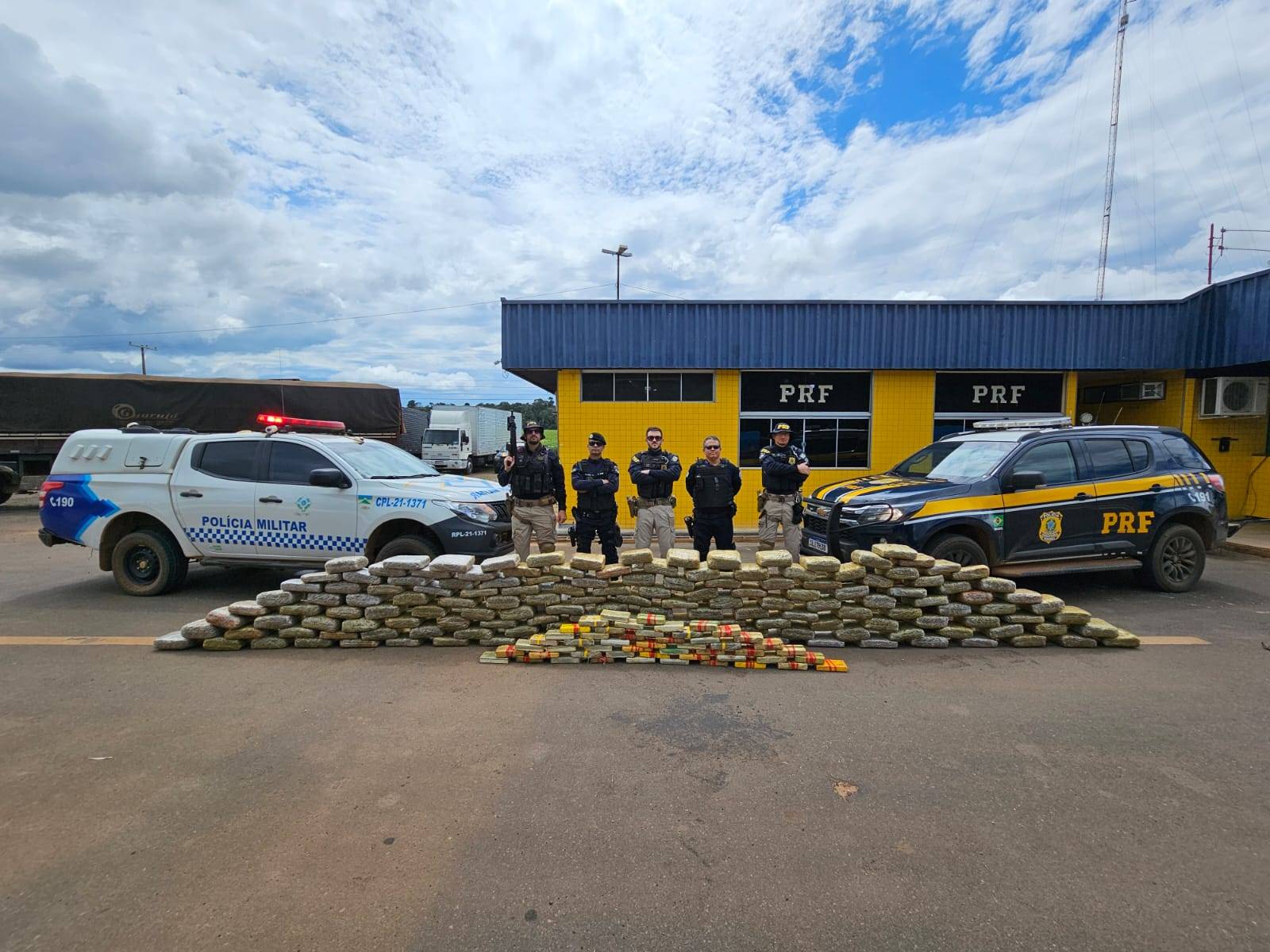 PRF divulga detalhes sobre a apreensão de quase 240 kg de drogas em Vilhena; motorista admitiu “coisa errada” no caminhão