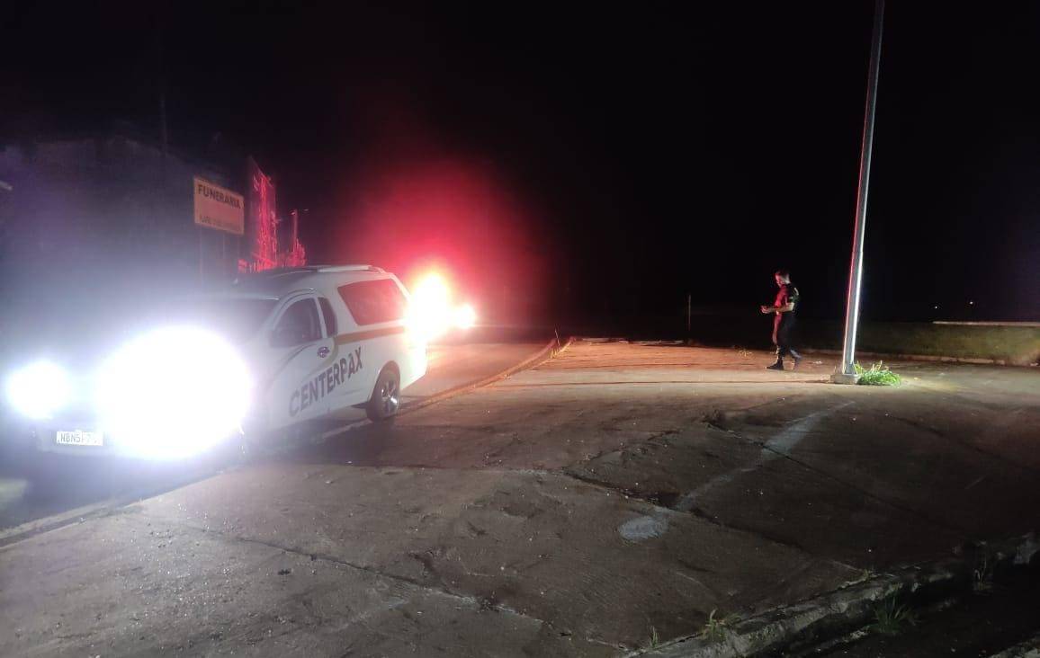 Pilotando moto, homem ultrapassa carreta e acaba morrendo ao colidir com poste de rotatória em Colorado do Oeste