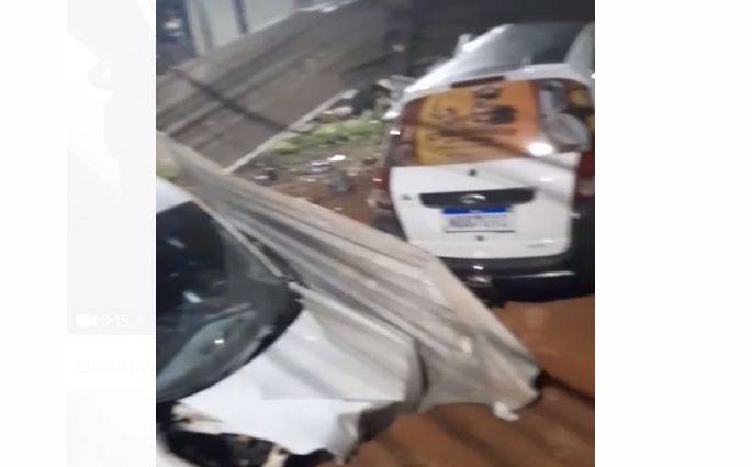 VÍDEOS: carro dirigido por menor bate em outro e os dois destroem cerca de proteção da obra de construção de supermercado, em Vilhena