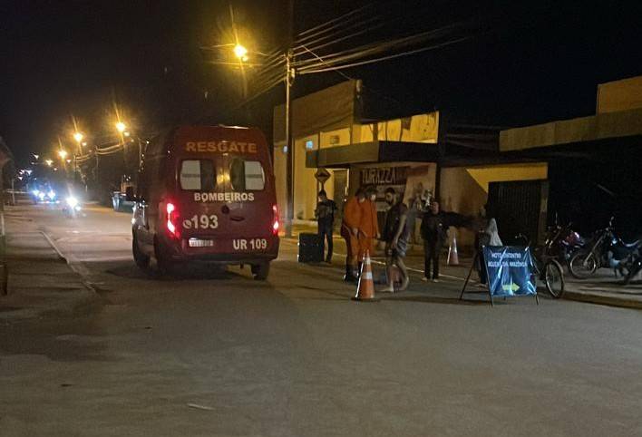 Homem desmaia no meio da rua, moradores acionam Bombeiros e evitam atropelamento fatal, em Vilhena