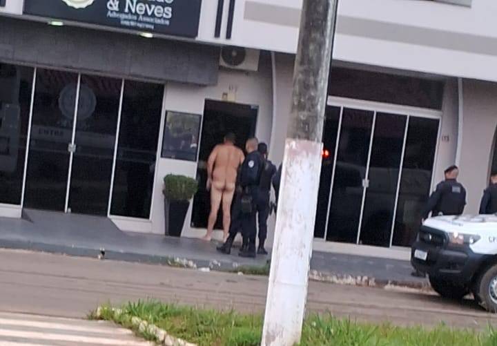 Aparentemente surtado, homem completamente pelado é detido em uma das avenidas mais movimentadas de Vilhena