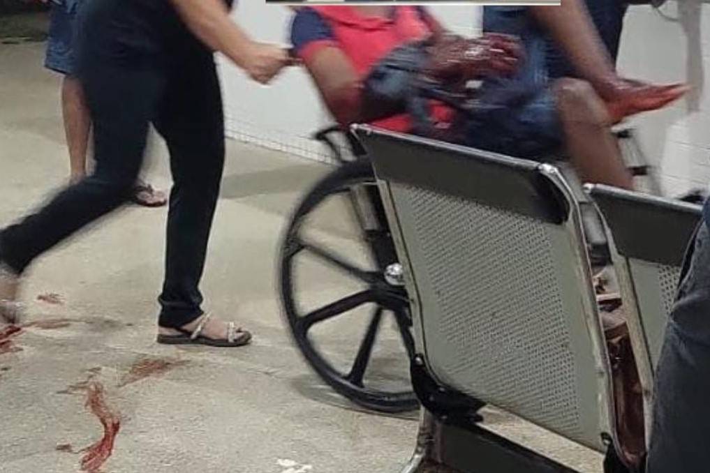 Esfaqueado e sangrando, homem é socorrido por vizinhos; ataque em Vilhena teria sido desferido pelo enteado da vítima