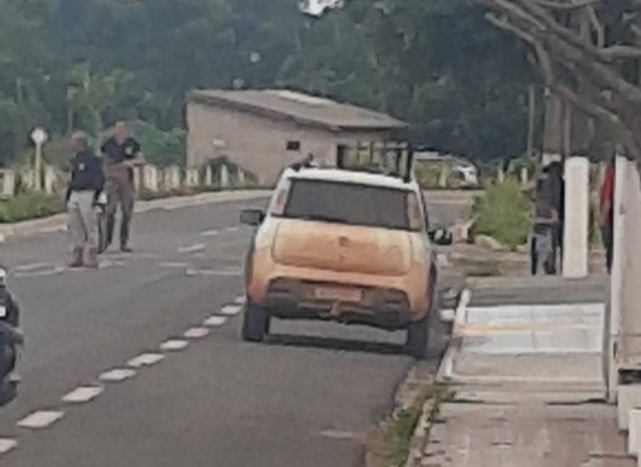 Caminhão e motoneta batem em rotatória e mulher de 31 anos é resgatada por Bombeiros, em Vilhena