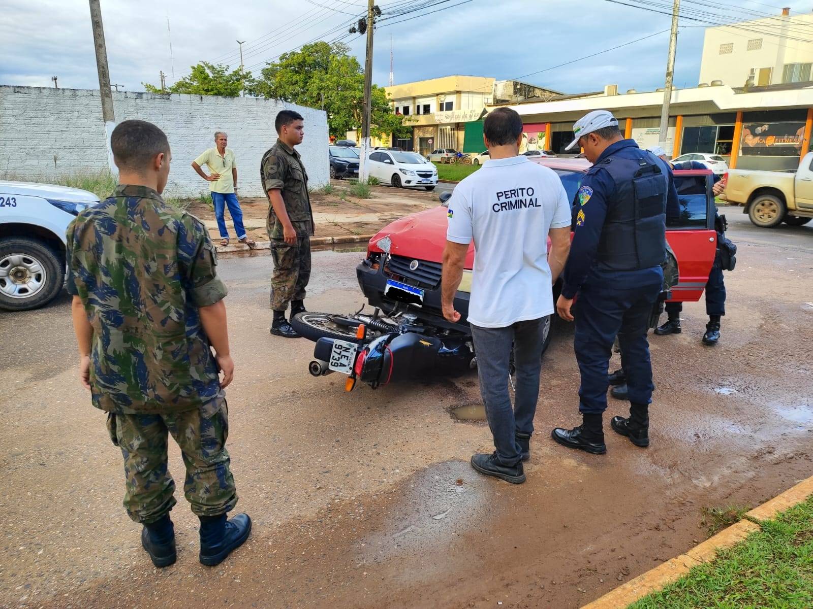 Bombeiros são acionados após moto de militar ir parar embaixo de carro dirigido por motorista supostamente embriagado, em Vilhena