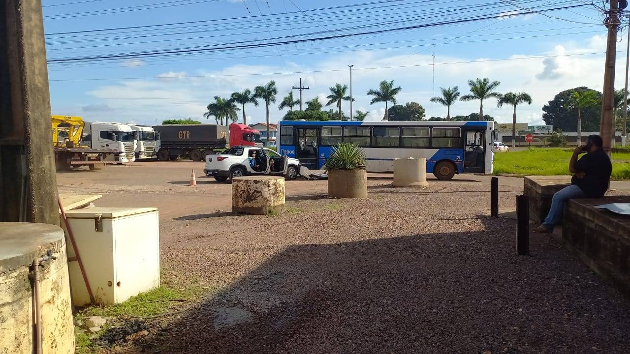 Com cinco pessoas a bordo, picape atinge ônibus que transporta funcionários de frigorífico, em Vilhena