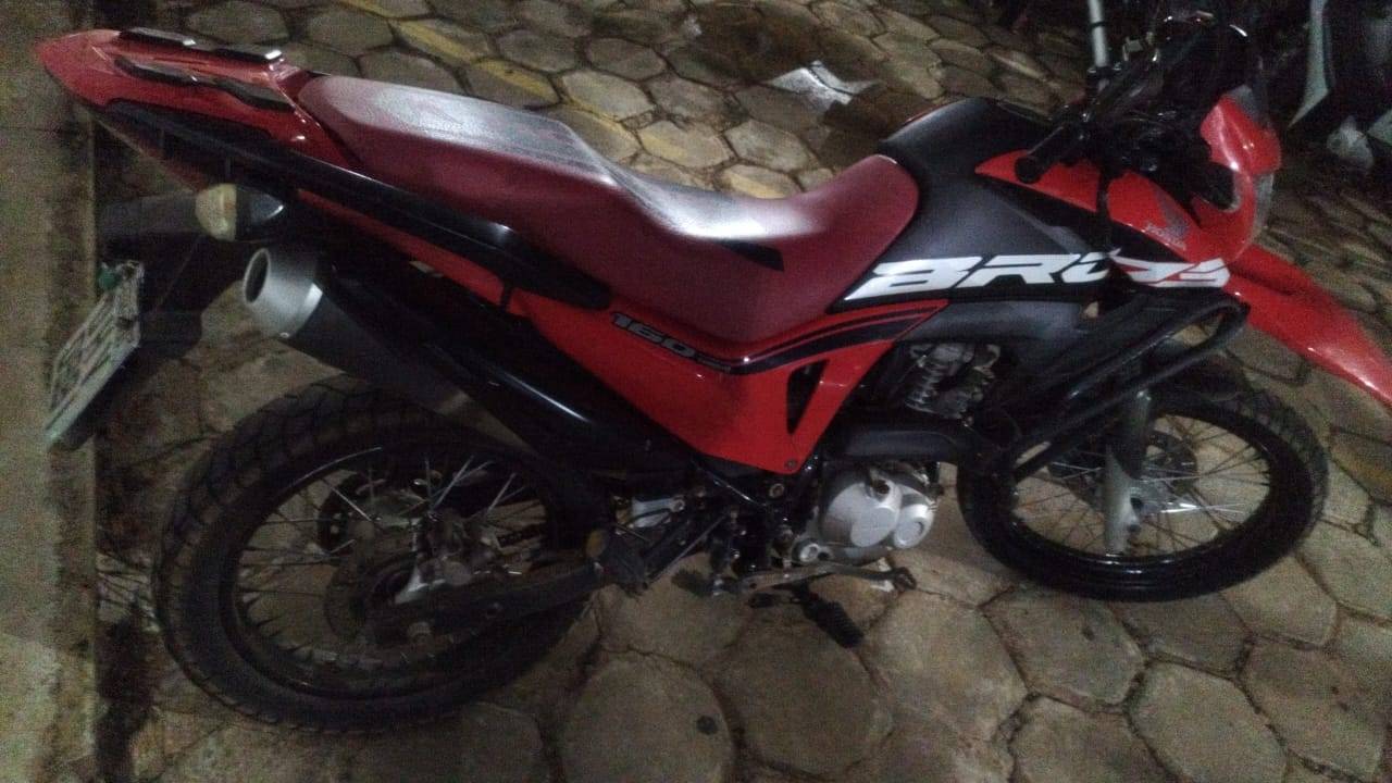 Após sair no tapa com ex-marido na frente do filho bebê, mulher tem moto furtada, aciona a polícia e pede medida protetiva, em Vilhena
