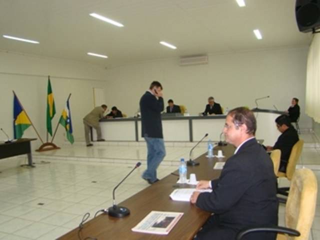 Câmara muda horário de sessão e servidores ameaçam fazer manifestação