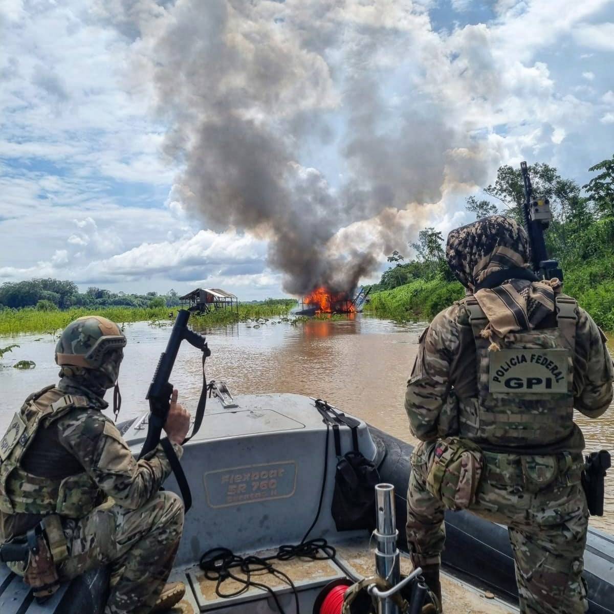 Em operação conjunta contra garimpeiros em Rondônia, Polícia Federal e Ibama destroem 10 balsas no rio Madeira