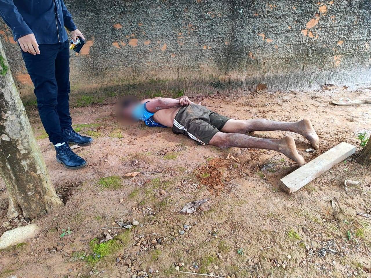 Ladrão é preso em flagrante e espancado por populares após furtar casa, em Vilhena; policial penal impede linchamento