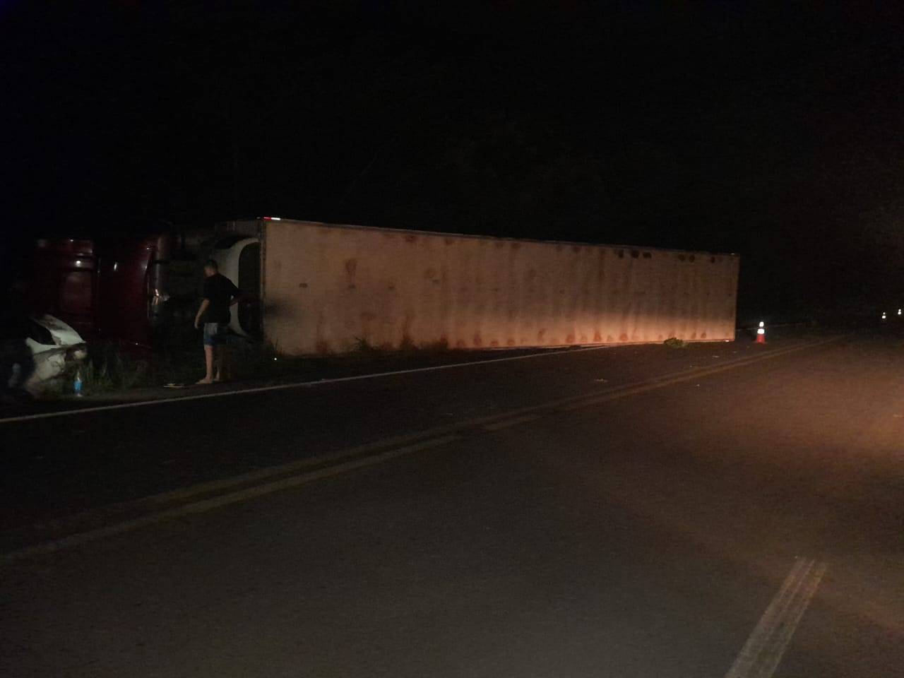 Caminhão de Cacoal e taxi de Pimenta Bueno batem após ultrapassagem forçada na BR 364, mas evitam tragédia a 50 km de Vilhena