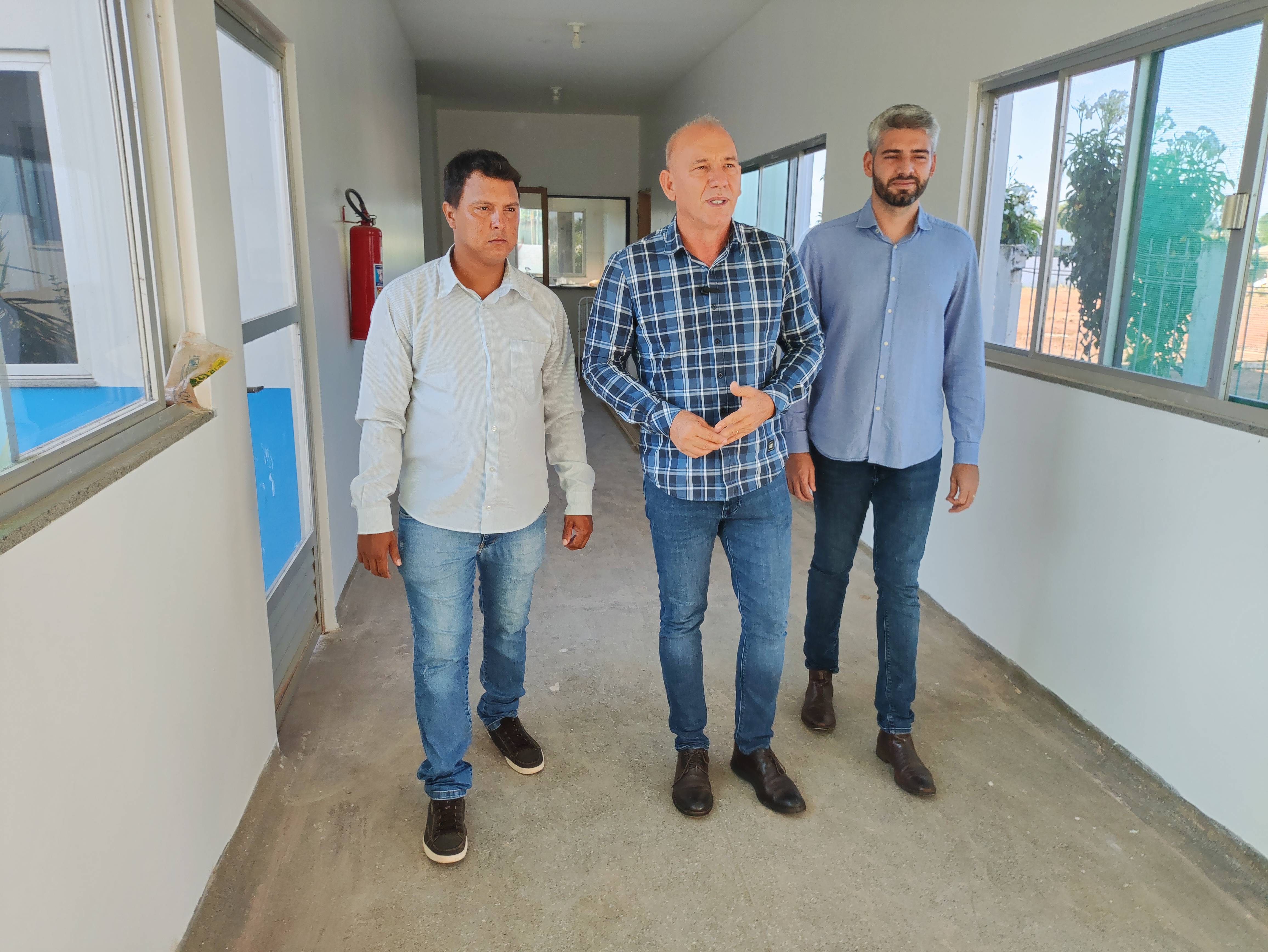 Deputado Ezequiel Neiva inspeciona a reforma da maternidade e a construção da caixa d’água do Hospital Municipal de Cerejeiras