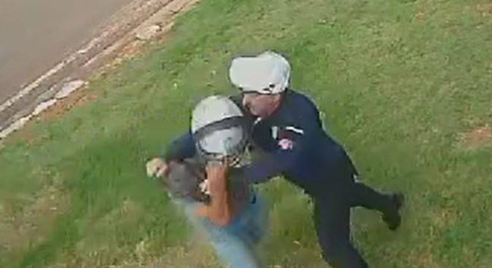 ASSISTA VÍDEO: comerciante de Corumbiara enfrenta servidor do Detran durante blitz educativa e leva socos no em plena luz do dia