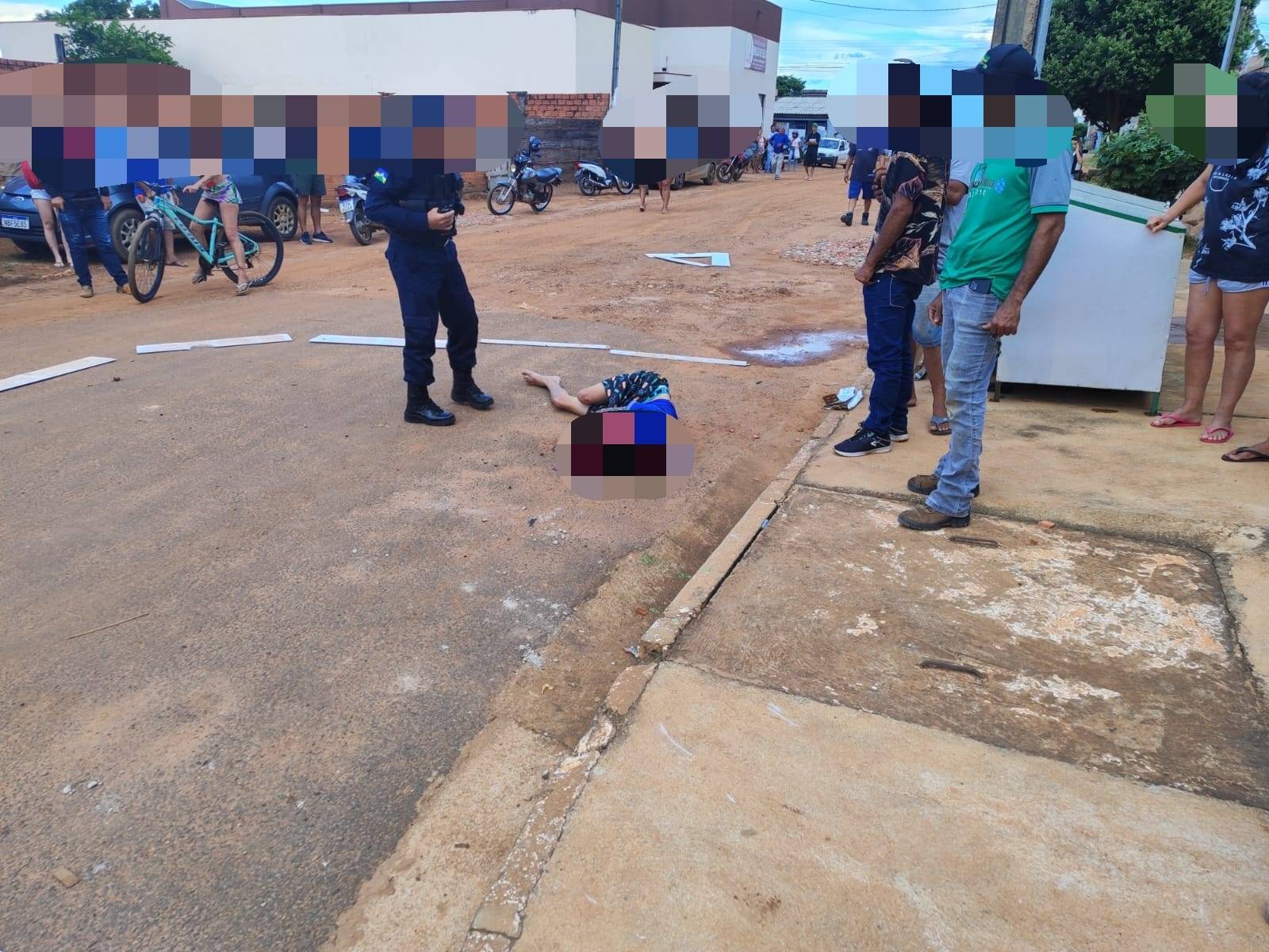 A VIOLÊNCIA ESTÁ DE VOLTA: homem é cercado e assassinado com vários tiros no meio da rua, em Vilhena