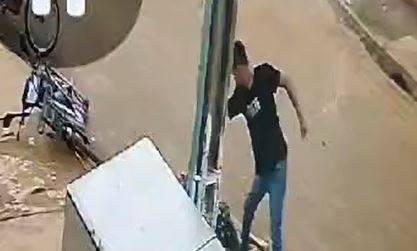 IMAGEM CHOCANTE: rapaz de 21 anos assassinado em Vilhena perdeu pai em trágico acidente de moto; vídeo mostra a frieza do assassino