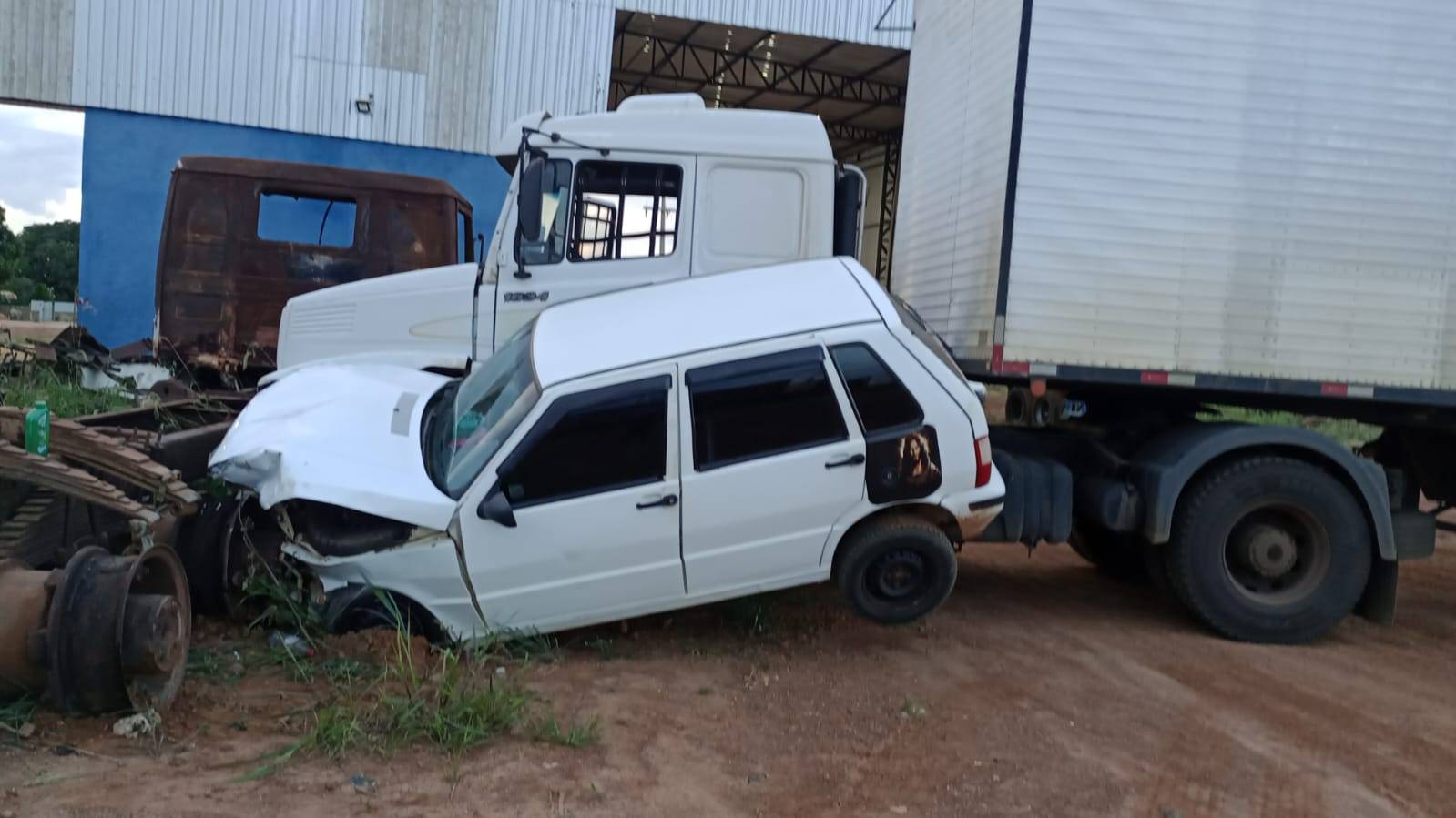 ASSISTA VÍDEO: carreta desgovernada desce sem motorista e atinge carro que estava estacionado próximo a posto, em Vilhena