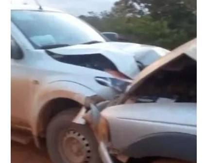 ASSISTA: vídeo registra batida frontal entre caminhonete da Funai de Vilhena e outra picape em estrada de Mato Grosso
