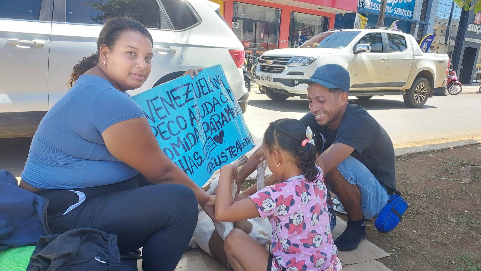 Por causa de cadela que acompanha a família, venezuelano recusa acolhimento em ONG e continua vivendo na rua, em Vilhena