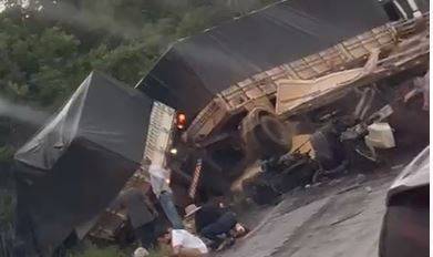 ASSISTA VÍDEOS: violento acidente envolvendo carretas na BR 364, próximo a Vilhena, deixa 05 feridos, 03 em estado crítico