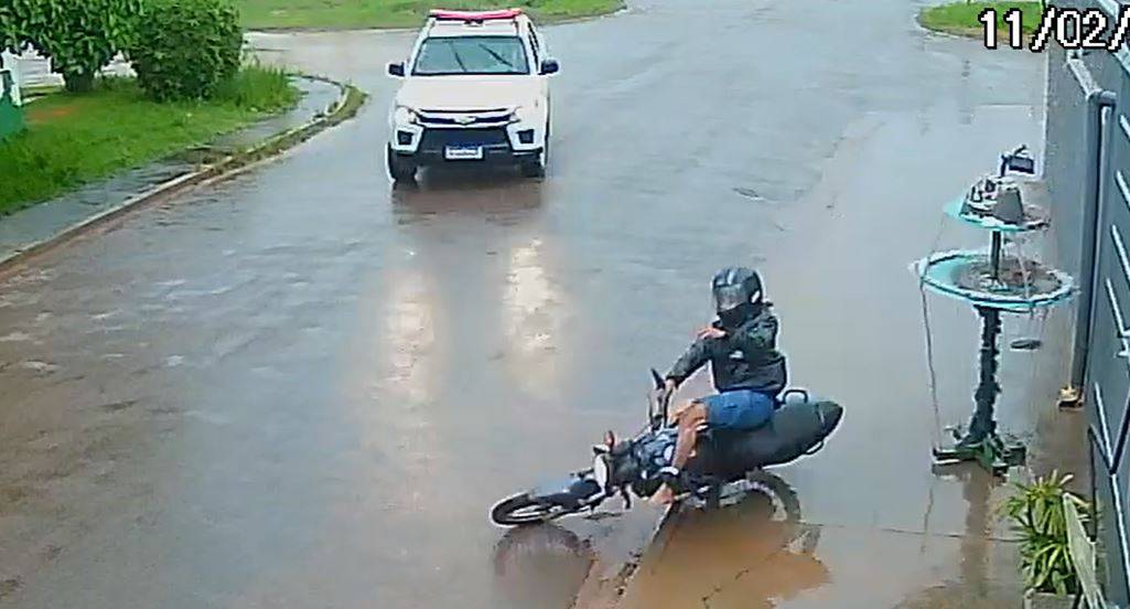 ASSISTA VÍDEOS: fazendo “corre de pó”, motociclista tenta fugir da polícia, sofre queda e é preso com porções de cocaína, em Vilhena