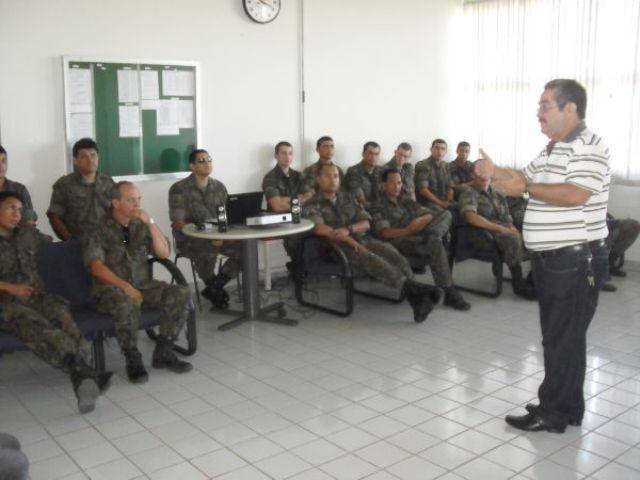 Semtran realiza palestra sobre trânsito no Destacamento da aeronáutica
