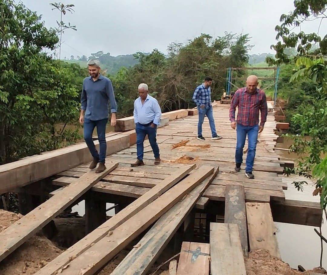 Em Machadinho do Oeste, deputado Ezequiel Neiva inspeciona construção de ponte de madeira sobre o rio Belém, na L J-04