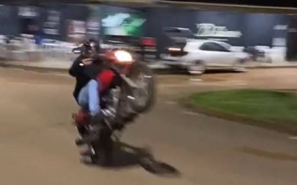 ASSISTA VÍDEO: queda de moto e tiros em casa noturna mostram exibicionismo e intimidação em avenidas de Vilhena