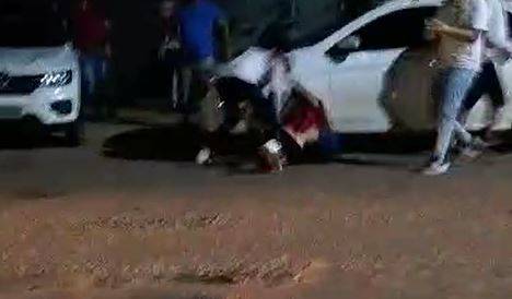 ASSISTA VÍDEO: última noite de carnaval em Vilhena teve pancadaria no meio da rua, viaturas da polícia e spray de pimenta