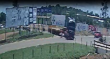 VÍDEO: câmera flagra momento em que carreta passa por cima de bicicleta e deixa mulher gravemente ferida, em Vilhena