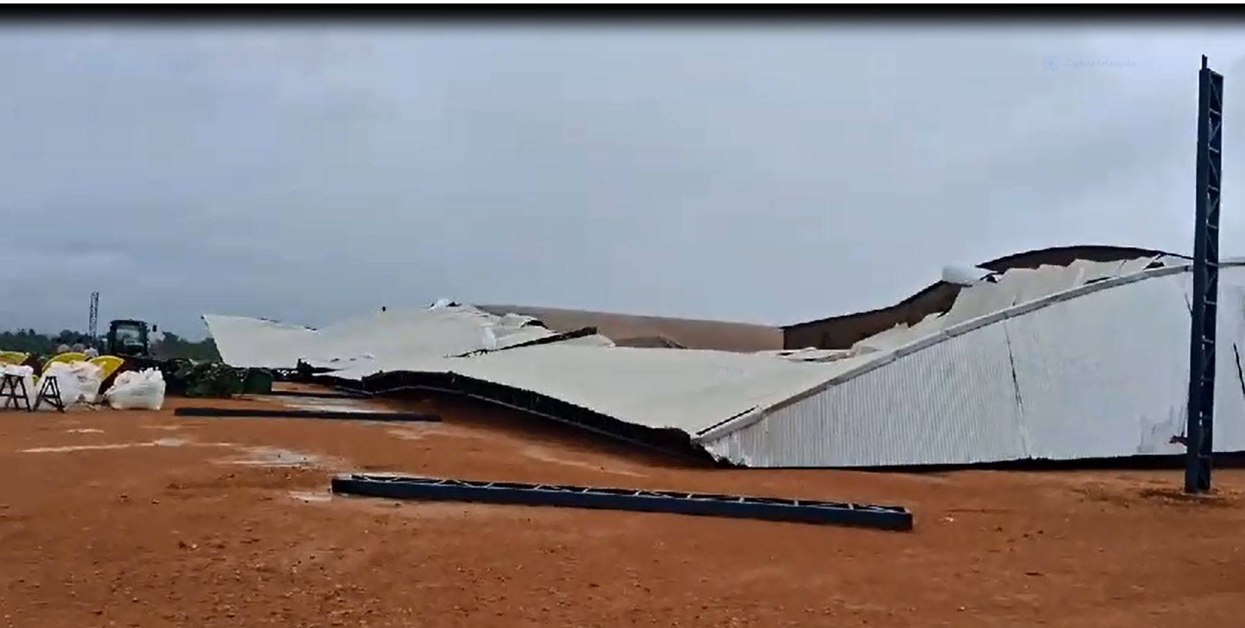 ASSISTA VÍDEOS: vendaval derruba barracões e provoca destruição em fazenda no Cone Sul de Rondônia