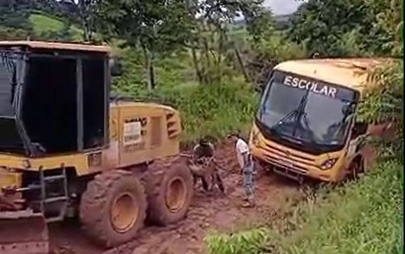 ASSISTA: vídeos mostrando ônibus escolar e caminhão “rebocados” por patrola revelam situação de estradas em Corumbiara