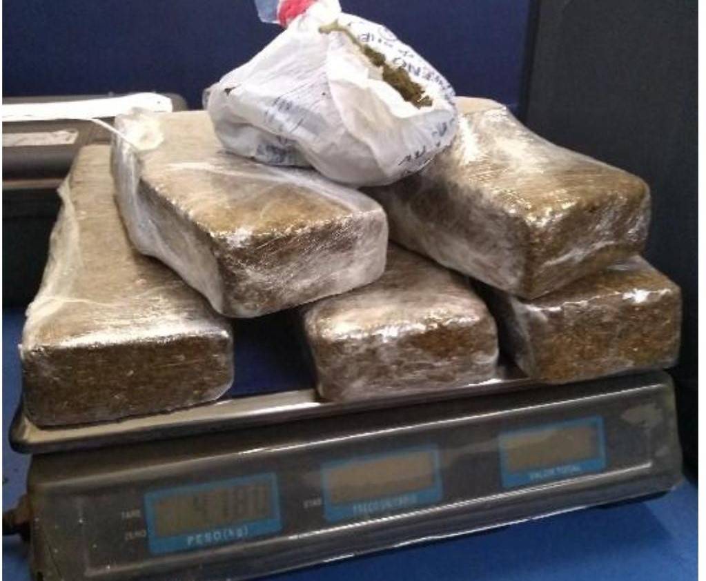 Após retirar de transportadora em Vilhena “encomenda” enviada por mulher de SC, homem é preso com mais de 04 kg de maconha