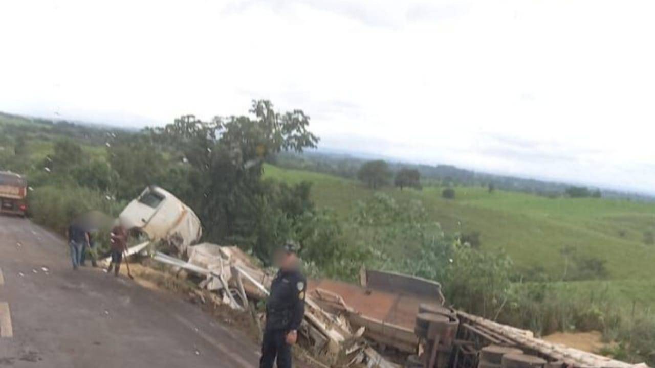 VÍDEO: caminhão com soja tomba na “Curva da Banana” na BR-435; motorista foi encaminhado para hospital de Colorado do Oeste