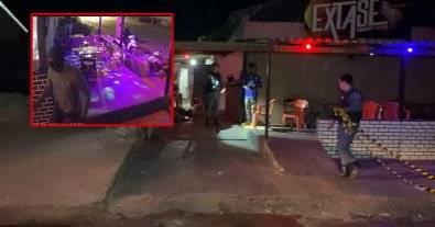 VÍDEO: câmera instalada em casa noturna filma homem encapuzado abrindo fogo e matando dois em cidade de MT
