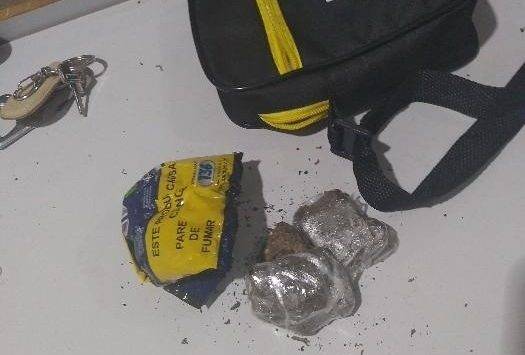 Polícia Militar apreende drogas e detém cinco pessoas fumando maconha no Estádio Municipal de Vilhena