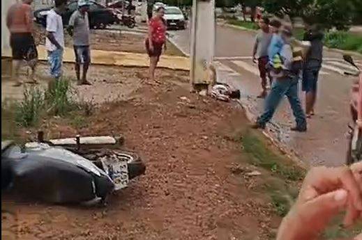 ASSISTA VÍDEO: mulher perde o controle da direção, bate motoneta em poste e é resgatada por Bombeiros, em Vilhena