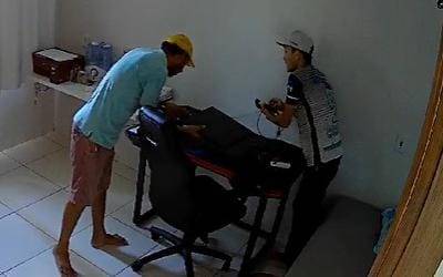 ASSISTA VÍDEO: em Cacoal, ladrões são surpreendidos por dono de imóvel e fogem largando os chinelos para trás